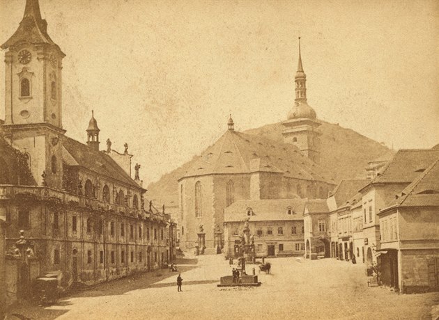 Námìstí v Mostì, v pozadí Hnìvín, kolem roku 1875. Fotografická vizitka od...