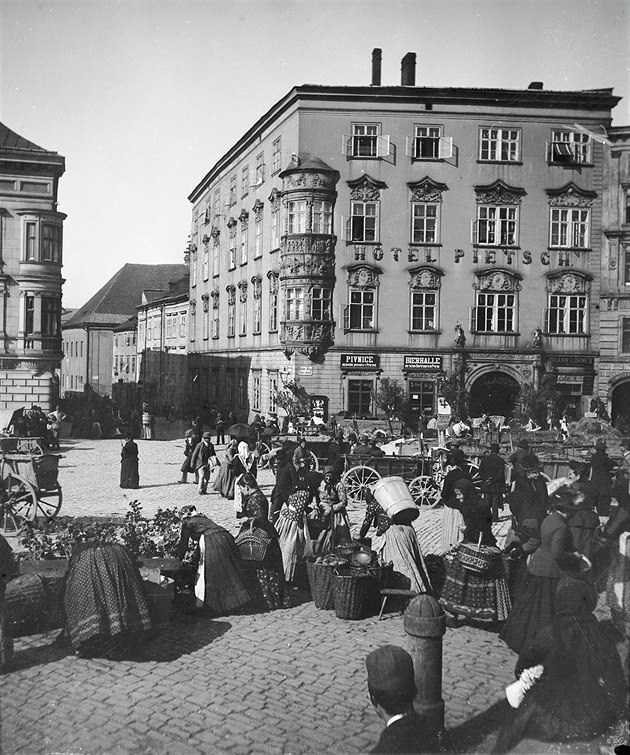 Trh a hotel Pietsch na olomouckém Dolním námìstí kolem roku 1890