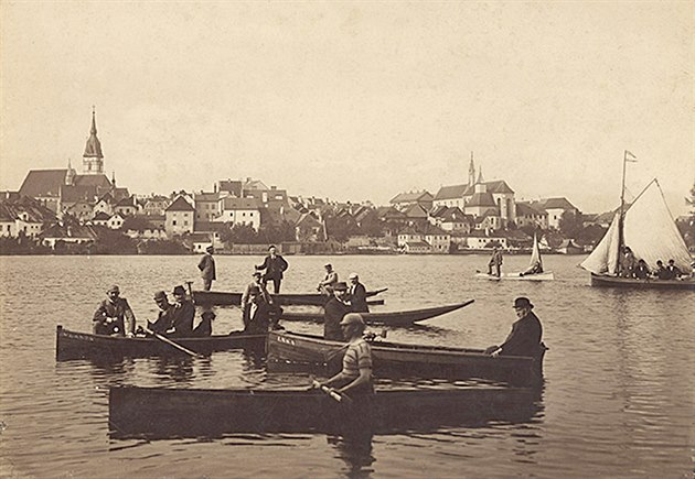 Jindøichùv Hradec a rybník Vajgar. Autorem historického snímku je Bohdan Liška,...