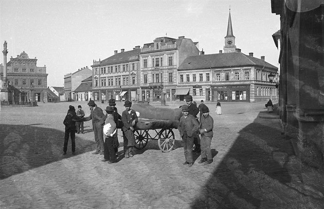 Fotografie Františka Krátkého zachycuje hlavní mìstské námìstí kolem roku 1900,...