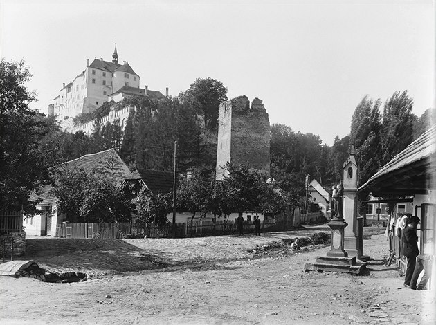 Fotografie hradu Èeský Šternberk poøízená ze støedu stejnojmenné obce zachycuje...
