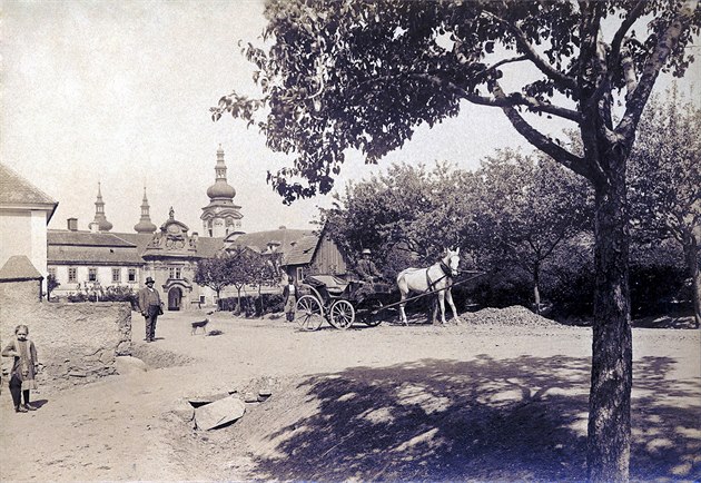 Fotografie areálu v Doksanech poøízená Františkem Krátkým kolem roku 1885, kdy...