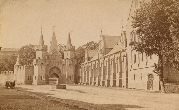 Èervený zámek v Hradci nad Moravicí zachycený na fotografii kolem roku 1880