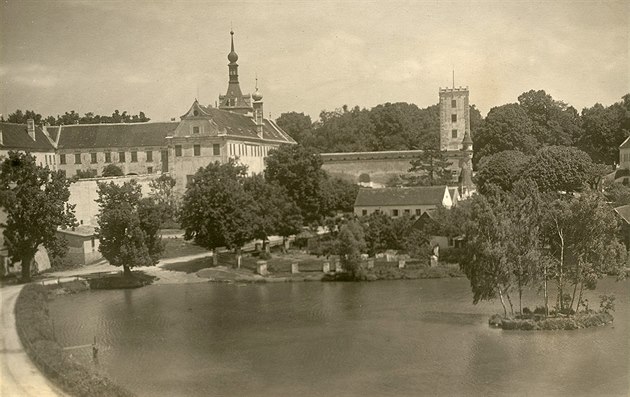 Zámek v Uherèovicích zachycený v roce 1927