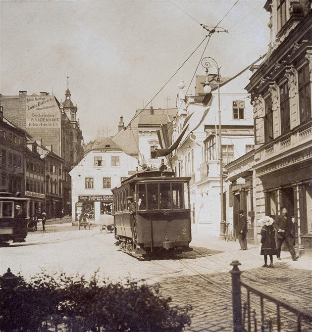 Pražská ulice u Soukenného námìstí v centru Liberce kolem roku 1900.