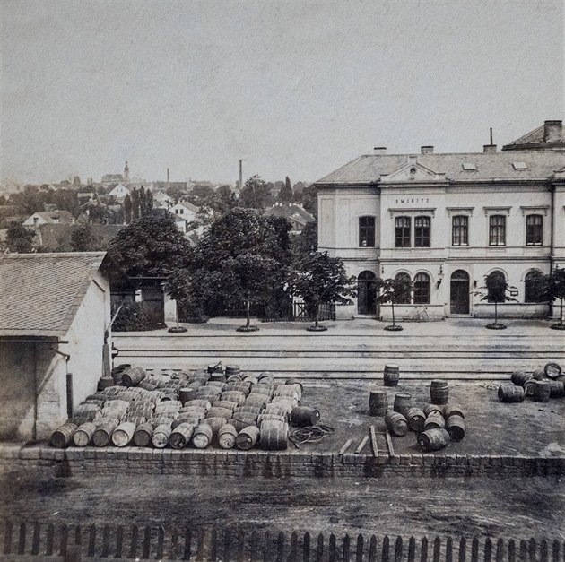 Unikátní nádražní budova ve Smiøicích na Královéhradecku na historickém snímku