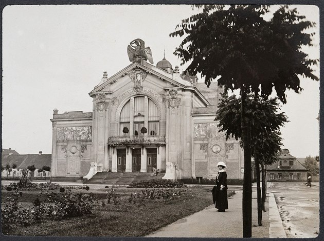 Mìstské divadlo v Pardubicích na fotografii z let 1914 až 1915 od neznámého...