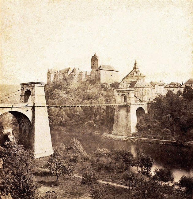 Starý øetìzový most v Lokti na snímku z roku 1835