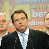Paroubek oznamuje nevýhru ÈSSD a zároveò rezignuje na post pøedsedy strany.
