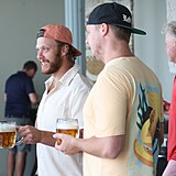 David Pastròák popíjí pivko na akci s golfisty.