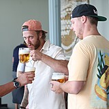 David Pastròák popíjí pivko na akci s golfisty.