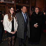 Jiøí Paroubek s dcerou a manželkou na páteèní premiéøe Bídníkù v GoJa Music Hall