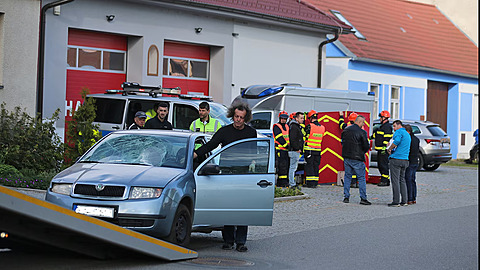 Auto vyjelo z vozovky a srazilo tøi lidi. Babièka a vnuèka zemøely.