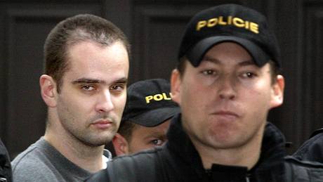 Policejní eskorta pøiváží takzvaného lesního vraha Viktora Kalivodu k soudu. (21. øíjna 2005)
