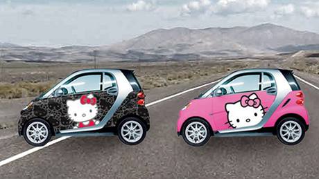Automobil Smart v barvách Hello Kitty.