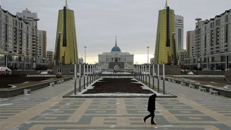 Astana - v pozadí zlaté vìže parlamentu a senátu, za nimi prezidentský palác Ak...