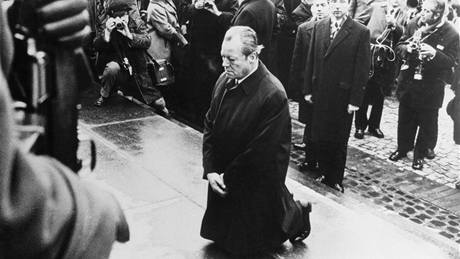 Nìmecký kancléø Willy Brandt poklek u u pomníku obìtem varšavského ghetta. (7. prosince 1970)