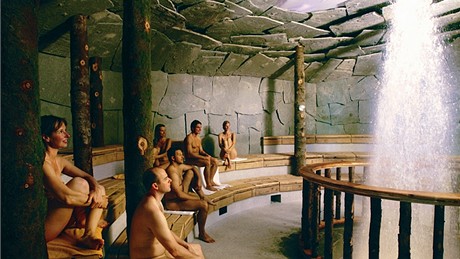 Saunaparadies. Tato sauna se jmenuje Geysirhöhle a v pravidelných intervalech jí osvìžuje gejzír