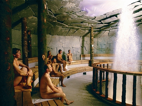 Saunaparadies. Tato sauna se jmenuje Geysirhöhle a v pravidelných intervalech jí osvìžuje gejzír