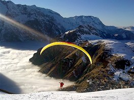 Tandemový paragliding na lyžích ve francouzském støedisku Les2Alpes.