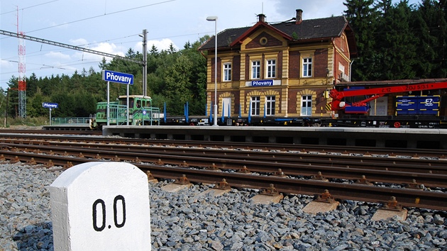Dokonèená stanice Pòovany v srpnu 2008. V popøedí vidíte  tzv. nultý hektometrovník odboèné trati do Bezdružic.