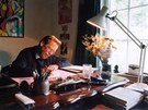 Prezident Václav Havel sedí v pracovnì v chalupì na Hrádeèku. (1. øíjna 2000)
