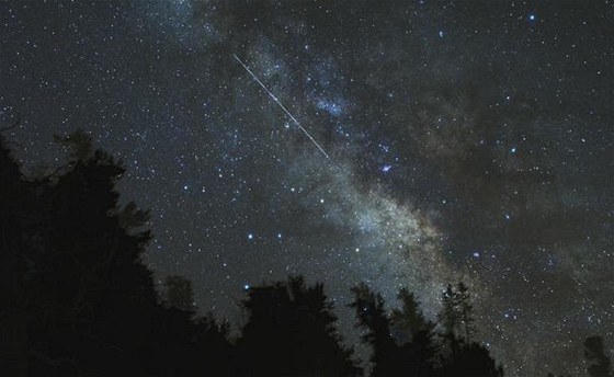 Jasný meteor z roje Lyridù se podaøilo v dubnu 2009 vyfotit Tonymu Rowellovi....