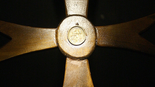 Schránka s tøískou, která údajnì pochází z Ježíšova køíže. 