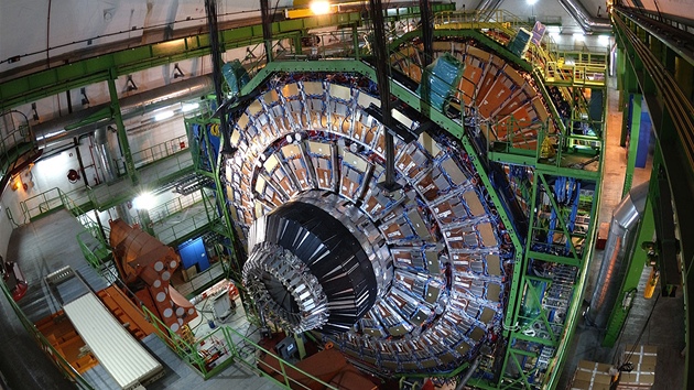 Zábìr sestavování detektoru CMS na urychlovaèi LHC. Je to jeden ze dvou