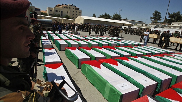 Palestinští vojáci v Ramalláhu na Západním bøehu støeží rakve mrtvých
