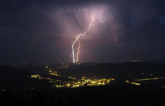 Snímek z webkamery ÈHMÚ zachytil noèní bouøku na Šeráku.