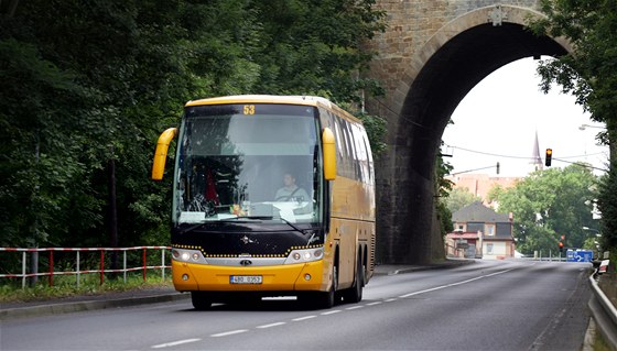 Žlutý autobus spoleènosti Student Agency odjíždí z Chebu smìrem na
