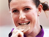 Atletka Zuzana Hejnová pøi medailovém ceremoniálu v Londýnì. (9. srpna 2012)