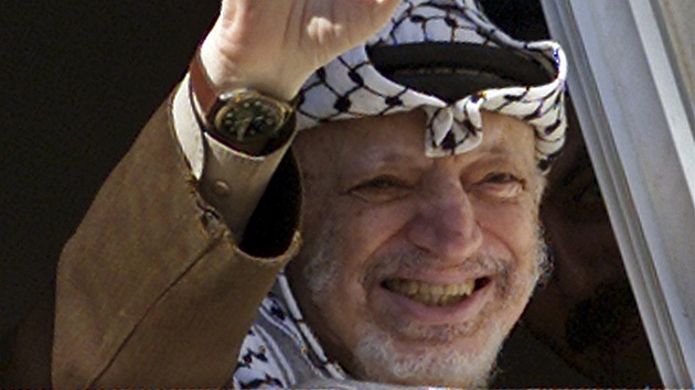 Jásir Arafat mává svým pøíznivcùm z okna svého sídla v Ramalláhu v øíjnu 2003, tedy rok pøed svou smrtí. 