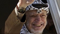 Jásir Arafat mává svým pøíznivcùm z okna svého sídla v Ramalláhu v øíjnu 2003,