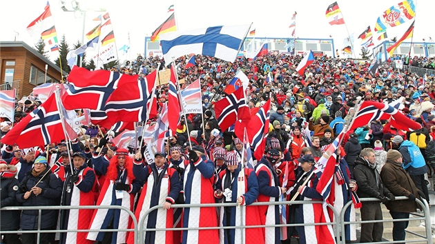 Norští fanoušci v popøedí zcela zaplnìné tribuny.