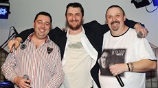 Pavel Vohnout (vpravo) oslavil padesáté narozeniny na køtu desky Kyklop -