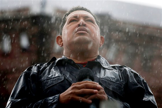 Hugo Chávez na pøedvolebním mítinku v listopadu 2012