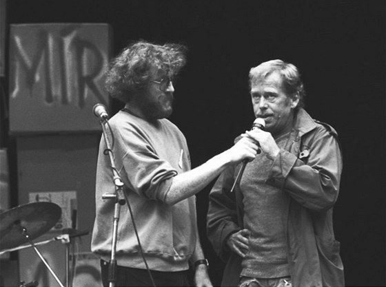 Jan Rejžek a Václav Havel si povídají na folkovém festivalu v Lipnici v roce...