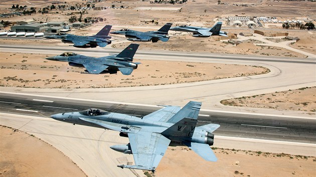 Jordánské stíhaèky F-16 vedou formaci, kterou tvoøí ještì  letoun F-16 americké Národní gardy a stroje F-18 námoøní pìchoty, bìhem cvièení Eager Lion
