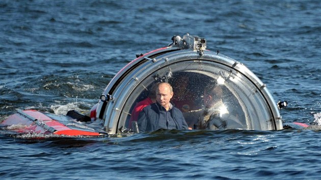 Vladimir Putin absolvoval ponor k potopené ruské fregatì.