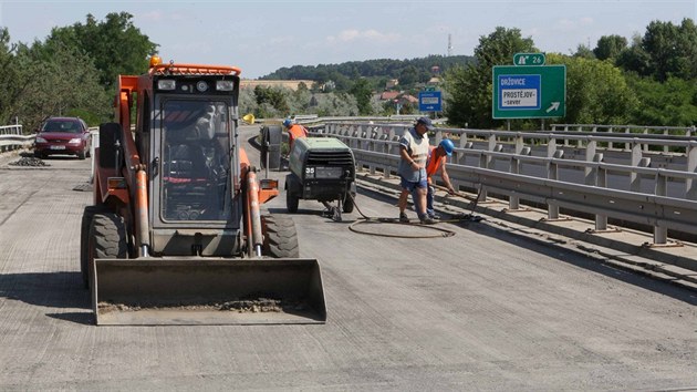Na prostìjovské estakádì Haná nyní probíhá oprava silnice, pøi které bude...