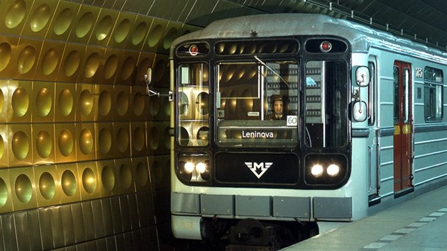 Dobová souprava metra míøí na koneènou stanici Leninova (Dejvická)