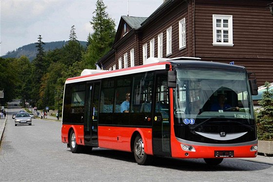 Upravovat se kvùli opravám silnice z Hvìzdy na Ovèárnu budou i jízdní øády autobusových dopravcù, kteøí na Ovèárnu jezdí.