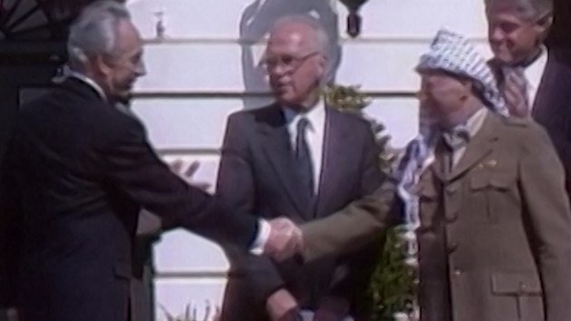 Symbolické podání rukou. Arafat uzavírá v Oslo historickou mírovou dohodu s Izraelem