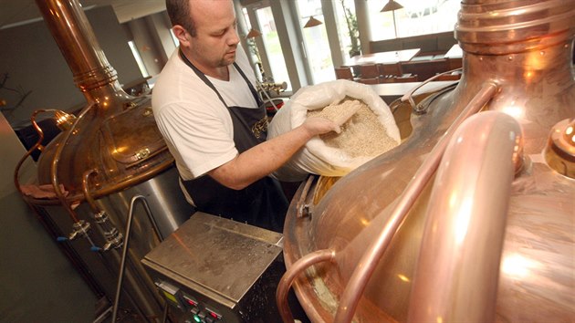 Pivovar Romana Èechmánka je v provozu dva mìsíce.