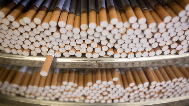 Každá z výrobních linek vychrlí 8-10 tisíc cigaret za minutu