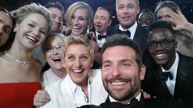 Moderátorka oscarového veèera Ellen DeGeneresová poøídila nejsdílenìjší fotku...