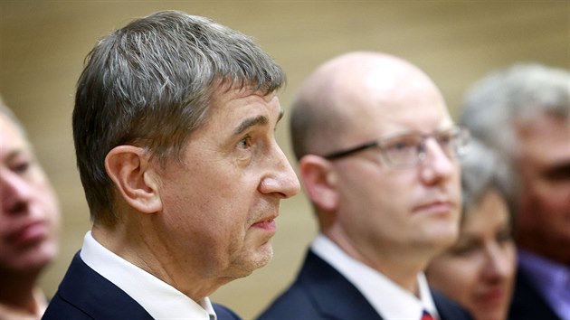 Ministr financí Andrej Babiš (ANO) a premiér Bohuslav Sobotka (ÈSSD)