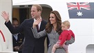 Princ William, jeho manželka Kate a princ George pøi odletu z Canberry (25....